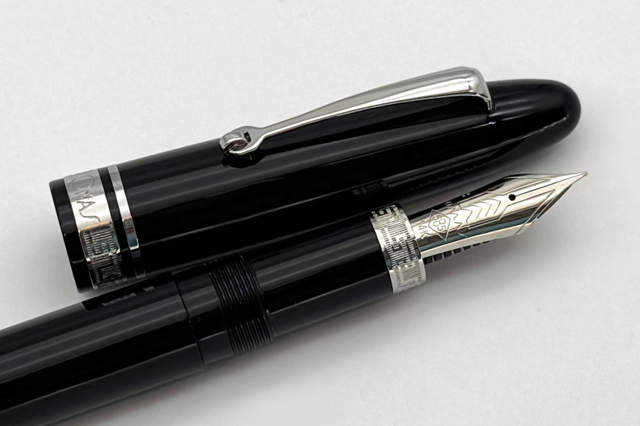 OmasOgivaNeraFPwithSilverT_D